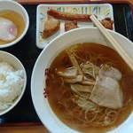 大衆食堂 半田屋 - しょうゆラーメン340円、温泉卵100円、ウインナー100円、唐揚げ60円x３