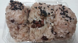 Sakuraya Yatsu Ten - お赤飯(3個入)(270円税抜)