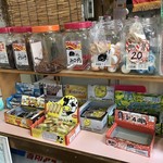 たこ湯 - 駄菓子コーナー。魚肉ソーセージもあるよ。