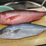 Kakujou Gyorui Omiya Ten - 上の真っ赤なお魚(ハ)チビキ、また売ってたので買ってきました(*｀▽´*)身質は白身魚系なんですが、鮪みたいな味がしてとってもお買い得なんです！見かけたら是非買ってみてください(⌒0⌒)／