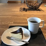 HOLT COFFEE AND TREATS - 今回は久しぶりに、コーヒーと、オーナー手作りのバスクの黒チーズケーキをいただきました（２０１９．１０．１８）