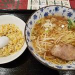 喜家酒館 - 醤油ラーメンと半炒飯セット