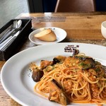 Chianti Due - トマトソースのパスタとパン