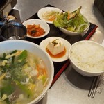 Korean Tei Tonya Hon Ten - おかずのいろいろ付いたクッパ(白)定食 ￥690