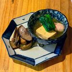 Tori Yasu - お通し ごぼうの煮物と鳥豆腐