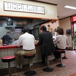 Fujiya - 店内、カウンター、テーブル、小上がり