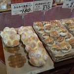 ピノ - "YAOKO PINO"三芳藤久保店の店内「ふんわり食事パン」180円と「メンチカツバーガー」210円