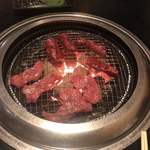 Yakiniku Honpo - 焼かれる ハラミ と タン