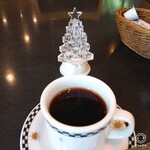 Restaurant Plumeria - デミコーヒーの後ろにはツリーまでテーブルに置いてありました　その心遣いに感謝です