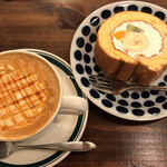 Little Barn Coffee - ロールケーキ＆キャラメルマキアート(800円)