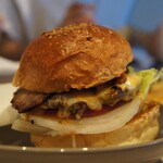 TURNER DINER - クアトロチーズバーガーに自家製ベーコンをトッピング