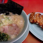 Yamaoka Ya Ooguchi Ten - 塩ラーメン(670円税込)、餃子(サービス券５枚で無料)