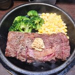 Ikinari Steak Orinasu Kinshi Cho Ten - ワイルドステーキ(300g)＋ブロッコリー追加をアップで。