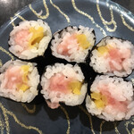 Sanchoku Gourmet Kaiten Sushi Kantaro Tokyo - とろたく巻き２４０円。シャリ、トロ、沢庵のバランス良く、とても美味しかったです（╹◡╹）