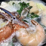 さくら水産 - 煮えたぎる海鮮鍋。