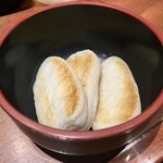 さくら水産 - 「お通し」笹かま。たぶん250円くらい。