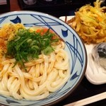 丸亀製麺 秋田店 - 釜たまうどん、野菜天、鮭おにぎり