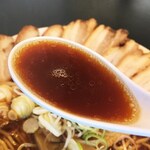 Asahiya Hon Ten - スープは濃いめの醤油味。ブラック系になるのでしょうか。クドメです。