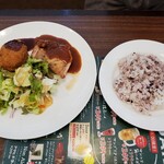 Jonathan Ouji Ten - 日替わりランチ(月・金)でチキンデミグラスソース＆カレーコロッケと雑穀米に