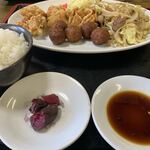 Chinese Sohachi - 中華定食　¥1,100  部活終わりの学生のご飯！！みたいなボリューム！！から揚げの味付けが最高。濃ゆすぎないのとてもタイプ。他にも、揚肉団子、揚げ餃子、もやし炒め、スープ。