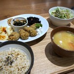 マクロビオティック カフェ エヴァ ダイニング - 一汁三菜セット：山芋の牡蠣フライ風（1000円：税込1100円）