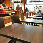 Tully's Coffee Hiroshima Ryokui Ten - 店内。