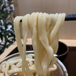 Takekuni Musashino Udon Bibamoru Honjo Ten - 「肉汁うどん 大盛（700g）」「うどん」うどんリフト。いわゆる「武蔵野うどん」特有のゴツゴツ剛麺系ではなく、むしろ、つるっともちもちした感じであり、麺の喉越しはなかなかに良いが、飽くまでも程良いコシの強さであり、強力な噛み応えはない。