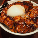 Drive-in Ito Buta-don Meijin Shinchitosekuko Ten - 肉盛り とろ～り温泉たまご豚丼