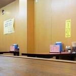 亀戸ぎょうざ - カウンター席と小上がりのある店内