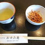 おゆみ庵 - お茶と一緒にお蕎麦を揚げたものも