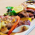 Grill Kitchen Kinneko - お得な肉盛りプレートあります！
                      内容は赤身ステーキ、牛タン、スパイシーチキン、ウインナー。人数によってサイズも選べます。