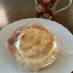 CORUN - チーズたっぷりチーズパン150円。
                        中身はクリームチーズ!？と、サイコロ状の小さなチェダーチーズが入っています。