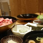 Roast Beef Tawara Ya - ローストビーフ丼御膳 & ランチ限定・10種ベビーリーフと季節野菜のフレッシュサラダ