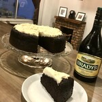 ザ ホール イン ザ ウォール - Guinness and Chocolate Cake