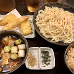 武蔵野うどん じんこ - 肉ネギつけ汁うどん+天ぷら3品盛り
      麺大盛り、かやく御飯変更