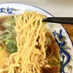 Hachiya Hon Ten - 正油ラーメン（メンマ無し、チャーシュー1枚、麺半分、あっさり）麺アップ