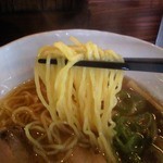 ちゃあしゅう屋 - 正油らーめん、麺持ち上げ