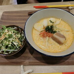 沖縄カフェとランチ かふう - えび沖縄そば　800円