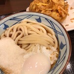 Marugame Seimen Aoyama Oobaru Ten - とろ玉うどんとかき揚げ