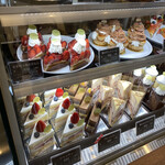 patisserie Les Quatre Cing - あまおう苺のタルト！の横のサントノーレ！