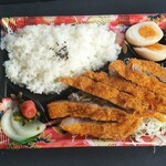 加門 - 料理写真:とんかつ弁当(税込)880円 ※開封後　(2020.04.28)