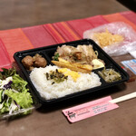 カラフル - ガーリックチキンステーキ弁当…680円／大人用※写真は、漬物と梅干し抜き仕様のお弁当です。