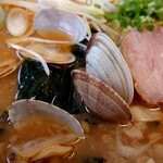 Yamaoka Ya Ooguchi Ten - 海老薫る濃厚あさり醤油ラーメンのアップ