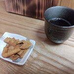 おそば家 汐彩 - 揚げそばとお茶。