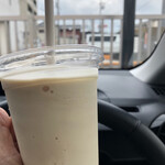 モスバーガー - コーヒーシェイクＳを追加注文
            車でいただきます♪ 250円税込　まいう〜♡
            