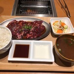 焼肉 扇屋 - ハラミ定食200g（1529円）