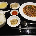 中国料理 龍泉華 - 麻婆豆腐定食1200円 上品で美味しい麻婆豆腐。付け合わせは普通かな、この値段ならデザートがあってもいいかもしれません。食後にお茶出ました。エプロンもあります。