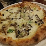 PIZZERIA 5 - モッツアレラときのことゴルゴンゾーラ1950円