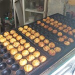 Tako Bo Miyanosakaten - 京風たこ焼きを焼いているところ