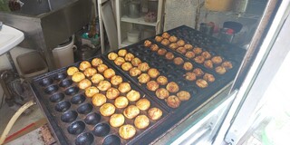 Tako Bo Miyanosakaten - 京風たこ焼きを焼いているところ